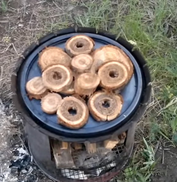 Тріска на кришці для утворення диму.