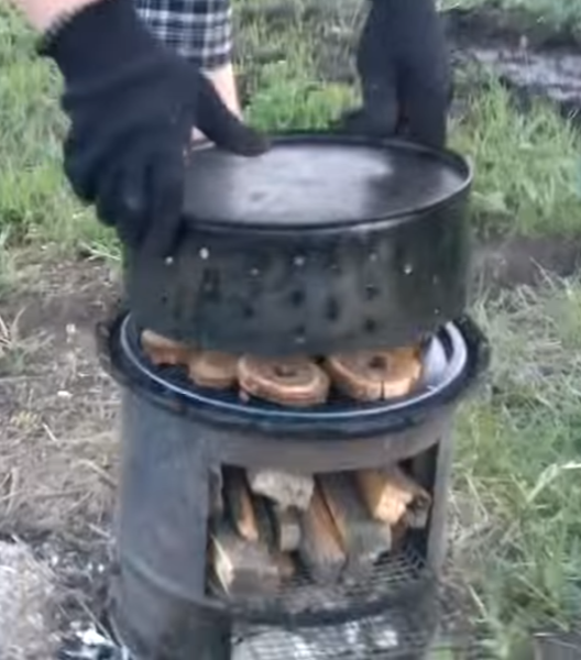 Накриваємо тріску ковпаком з отворами для диму.